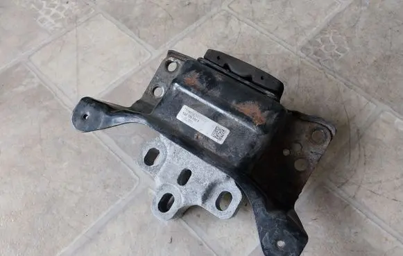 Volkswagen PASSAT B8 Engine mount bracket 5Q0199555T