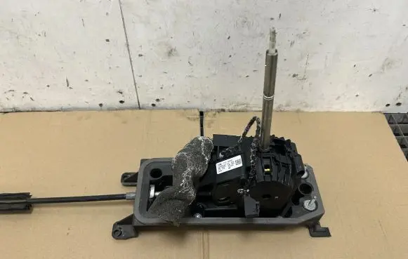 Volkswagen Jetta VII Gear shifter/selector 5QM713023C 5Q0713266BH
