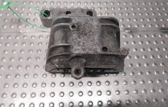 Engine mount vacuum valve