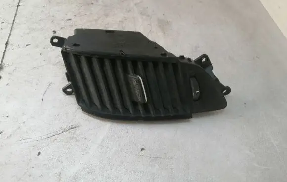 Hyundai ix20 Dash center air vent grill 712