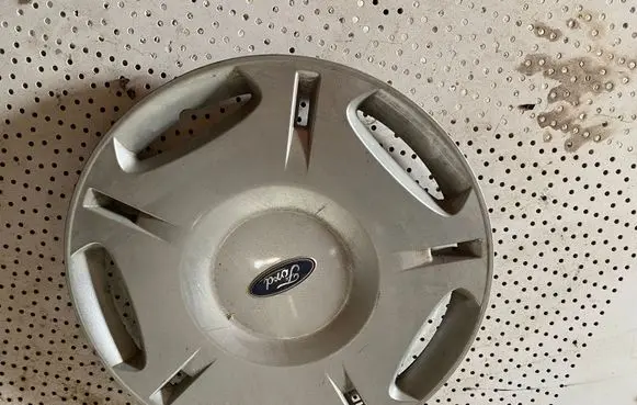Ford Mondeo Mk III R15 wheel hub/cap/trim 1S711130AE
