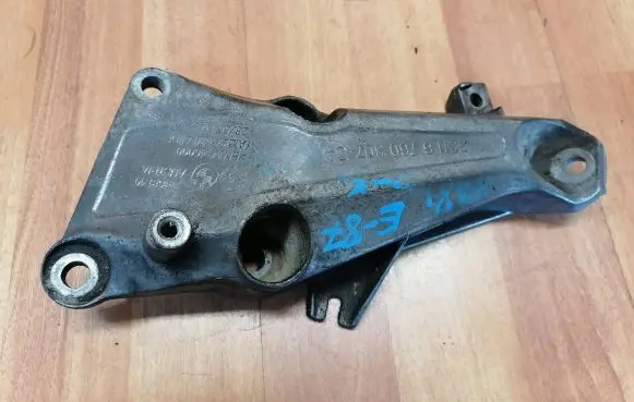 BMW 1 E81 E87 Engine mounting bracket 6760307 22116760307