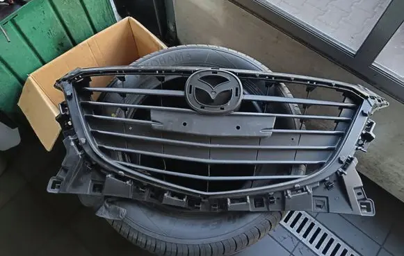 Mazda 3 II Front bumper upper radiator grill 