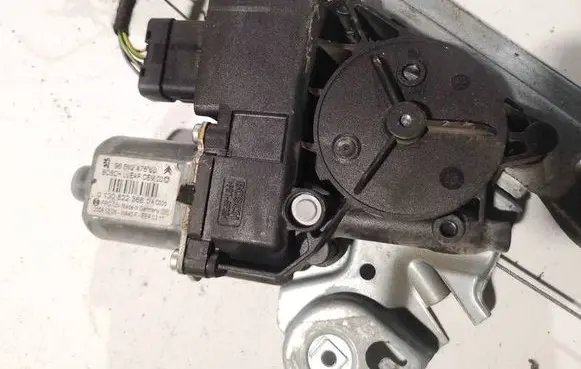 Peugeot 308 Front door window regulator motor 9658247680 0130822368
