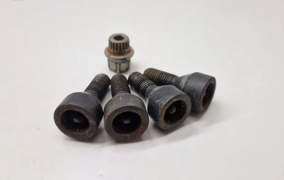 BMW 3 E92 E93 Anti-theft wheel nuts and lock 