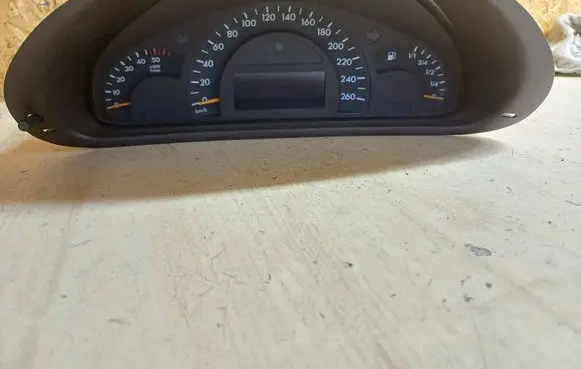Speedometer (instrument cluster)