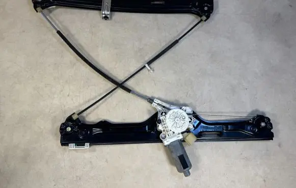 BMW X5 E70 Front door window regulator motor 51337166380