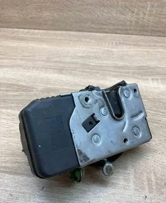 Opel Vectra B Front door lock 24414110