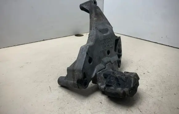 Volkswagen PASSAT B6 Engine mounting bracket 03G199207F V200KTS62