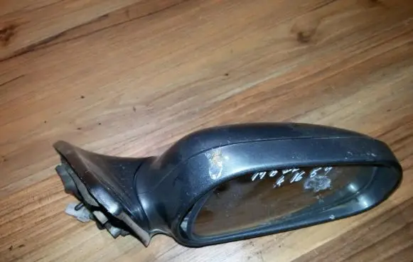 Mazda 626 Front door electric wing mirror E13010519
