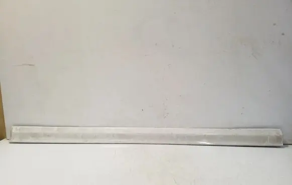 Volkswagen PASSAT B4 Front door trim (molding) 3A0853516A