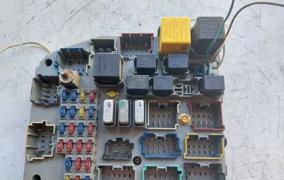 Jeep Grand Cherokee Fuse module 6810205 6810111