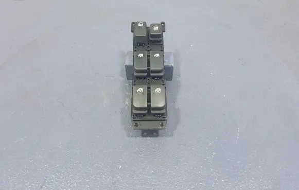 KIA Carens II Electric window control switch 935701D200