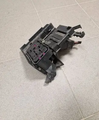 Volkswagen Scirocco Fuse box set 038907281D 0522120504 4233122