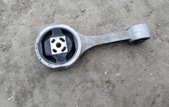 Volkswagen Polo Engine mount bracket
