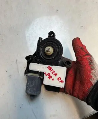 Seat Ibiza V (KJ) Front door electric window regulator 2Q1959882
