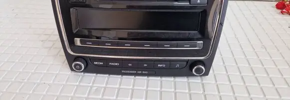 Skoda Superb B6 (3T) Radio/CD/DVD/GPS head unit 3T0035161B 1407100017
