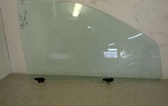 Toyota Yaris Sliding door window/glass