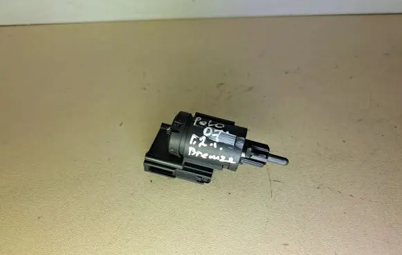 Volkswagen Polo IV 9N3 Brake pedal sensor switch 3B0945511A 19322007