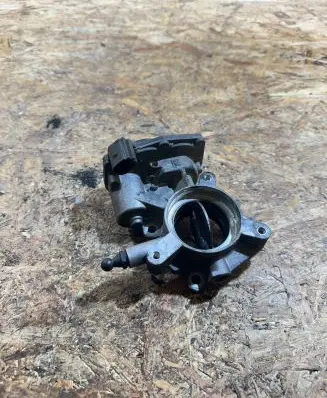 Opel Insignia A Throttle valve 55564164