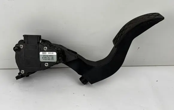Accelerator throttle pedal