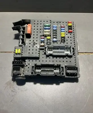 Volvo XC90 Fuse module 30728512 28017881 00006103649