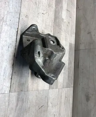 Volvo V70 Engine mounting bracket 31401633