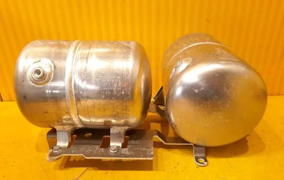 Vacuum air tank