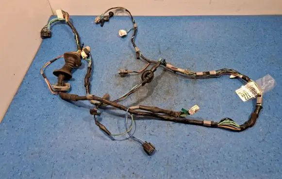 Isuzu Trooper Wires (generator/alternator) 