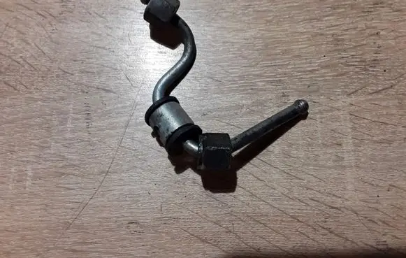 Fuel injector supply line/pipe