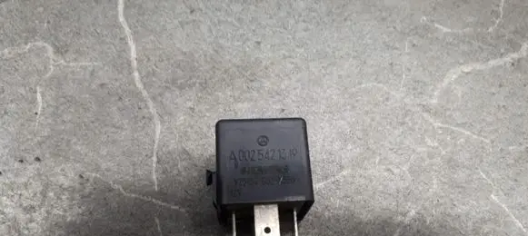 Mercedes-Benz A W169 Fuel pump relay A0025421319
