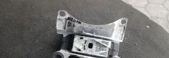 Engine mount vacuum valve