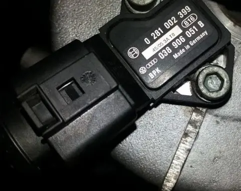 Volkswagen Golf V Air pressure sensor 0281002399 038906051B