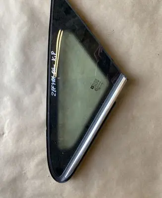 Opel Zafira B Front door vent window glass four-door 