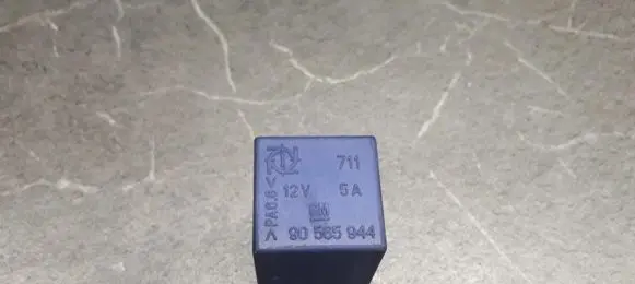Opel Corsa B Fuel pump relay 90565944
