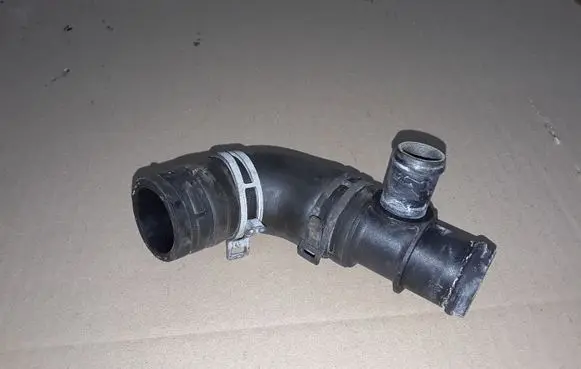 Volkswagen Tiguan Engine coolant pipe/hose 323220