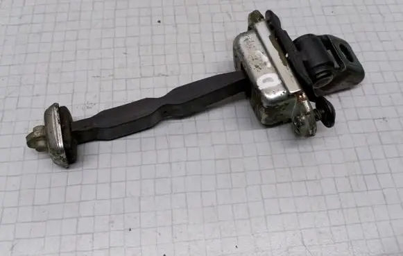 Skoda Octavia Mk2 (1Z) Rear door check strap stopper
