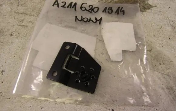 Mercedes-Benz E W211 Fender mounting bracket A2116201914