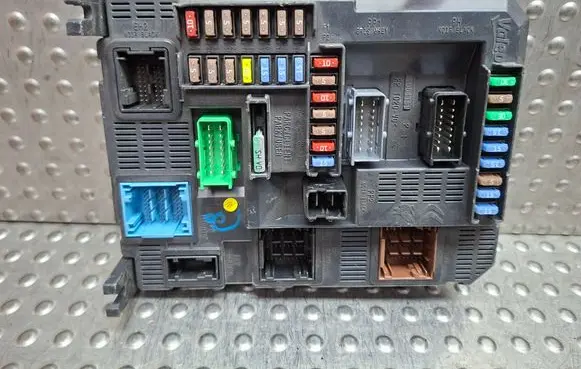 Peugeot 208 I Fuse module S26312551 9678355880