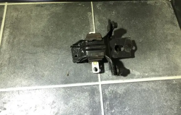 Volkswagen Cross Polo Engine mount bracket 6Q0199555AR