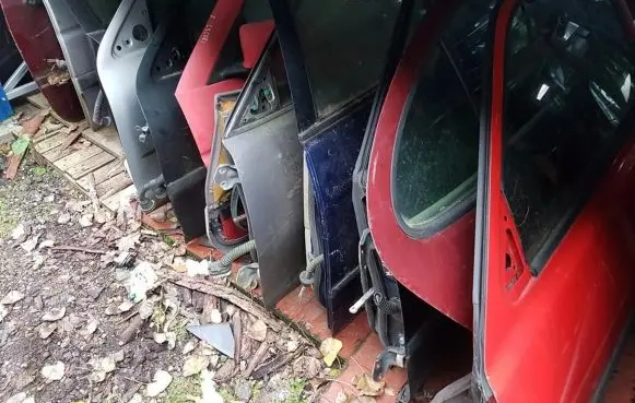 Ford Escort Front door raudonos