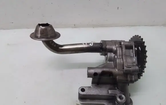Volkswagen Golf IV Oil pump 06A115105B