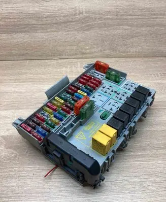 Opel Zafira A Fuse module 90589965