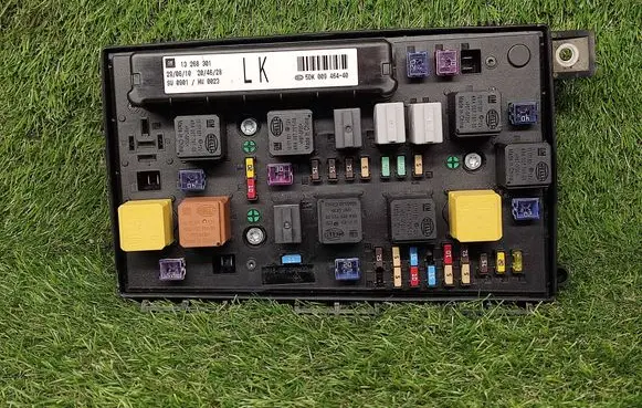 Opel Zafira B Power management control unit 13268301LK