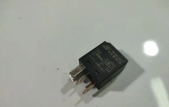 Volkswagen PASSAT B6 Other relay 7M0951253G
