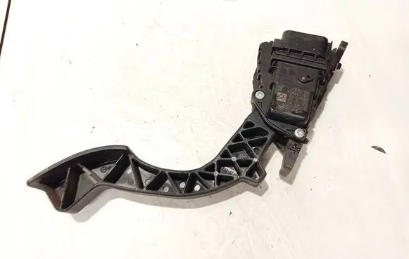 Accelerator throttle pedal