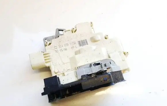 Volkswagen Tiguan Rear door lock 3C4839015A