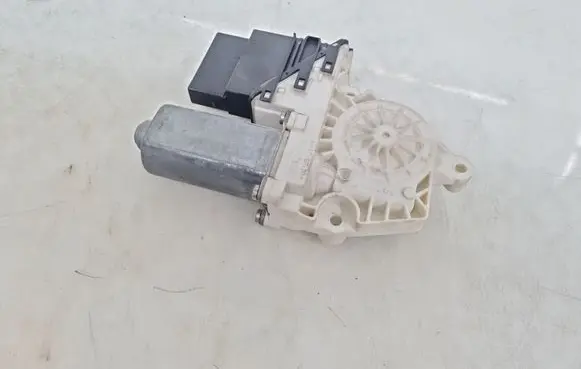 Volkswagen Golf IV Rear door window regulator motor 101388101