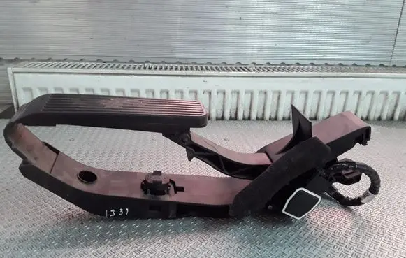 Mercedes-Benz E W211 Accelerator throttle pedal A2113010001