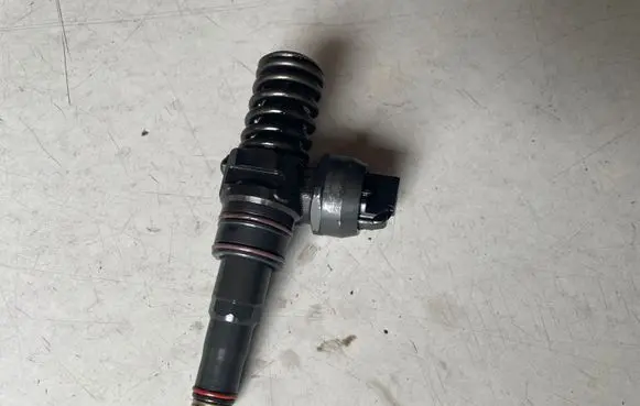 Volkswagen Sharan Fuel injector 038130073BP